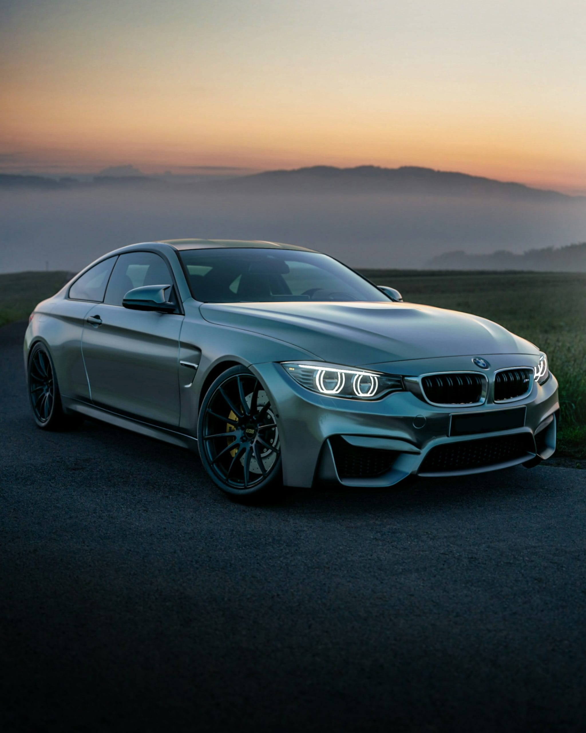 BMW-Auto bei Sonnenuntergang